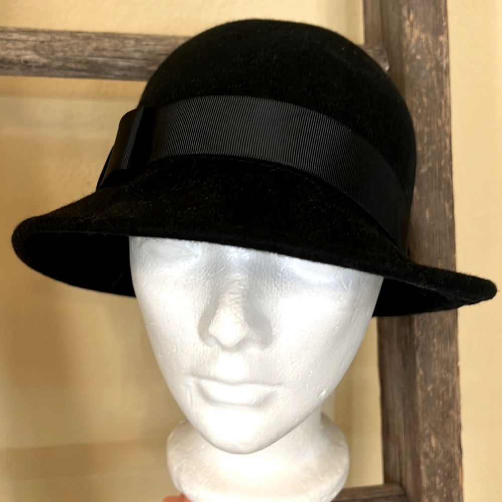 This women’s Bollo hat is awesome!  Unfortunately, it doesn’t fit my face.